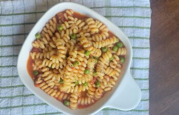 Overhead photo of roasted red pepper and peas pasta dish